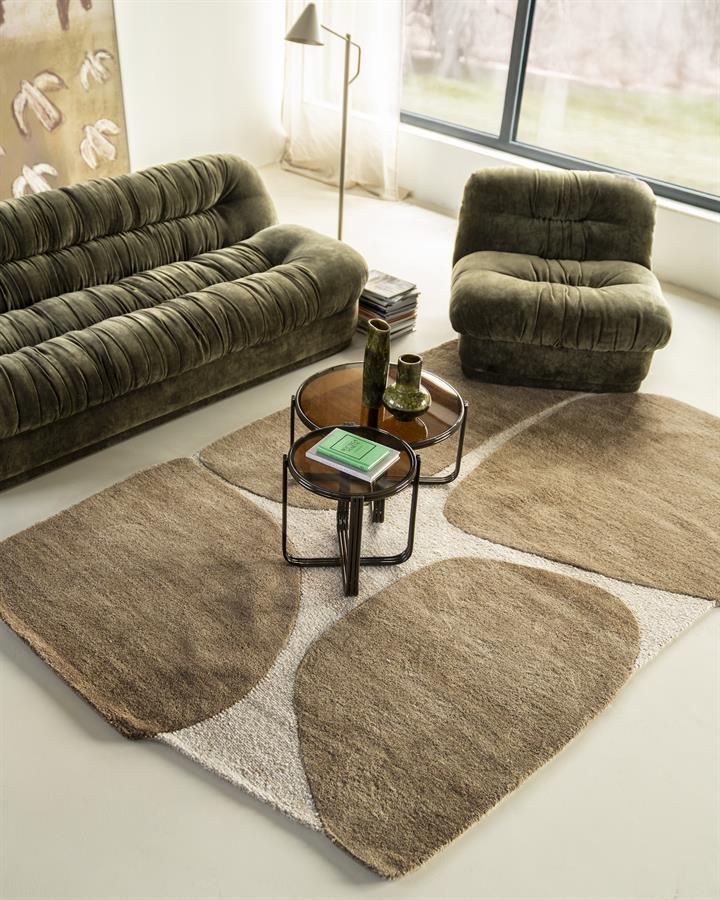 Teppich Iwa 190x290 cm mit organischen Formen in einer stimmungsvollen Wohnzimmerumgebung - By-Boo