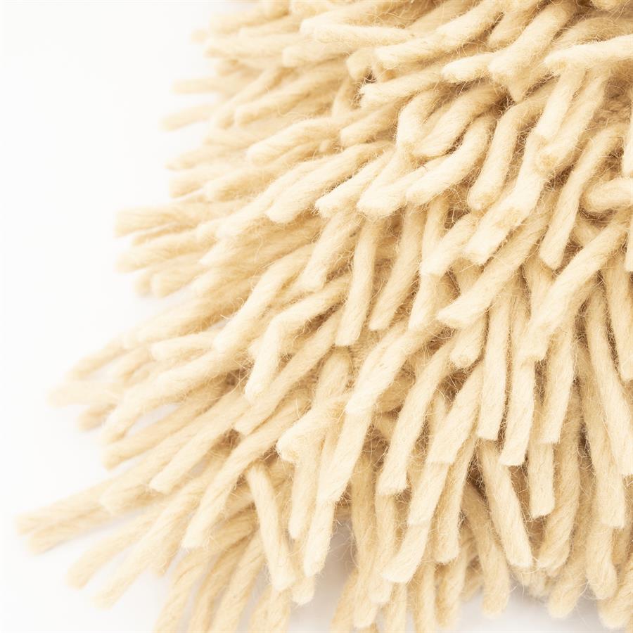 Detailaufnahme der flauschigen Textur des Kissens Moppy auf weißem Hintergrund - By-Boo