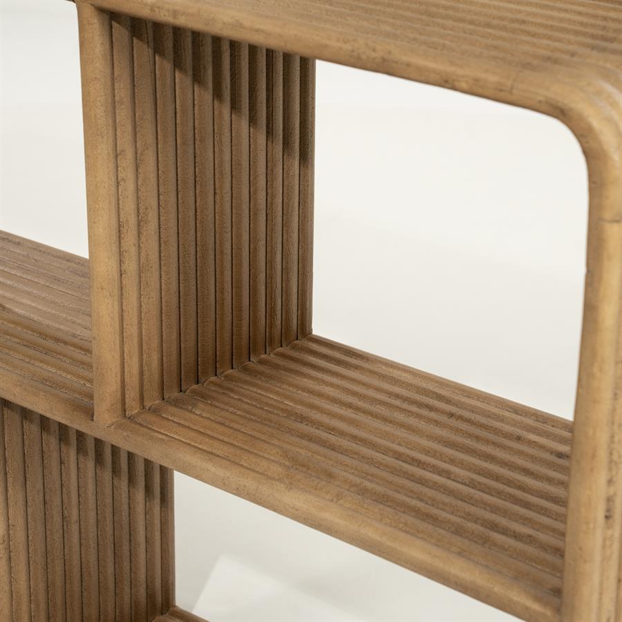 Detailansicht des Sideboard Rigato mit geriffelter Struktur vor einem weißen Studiohintergrund - By-Boo