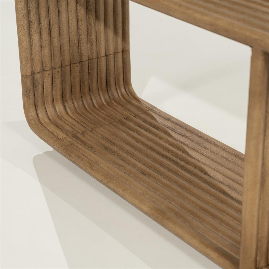 Detailaufnahme der gebogenen, geriffelten Seite des Sideboard Rigato auf weißem Hintergrund - By-Boo