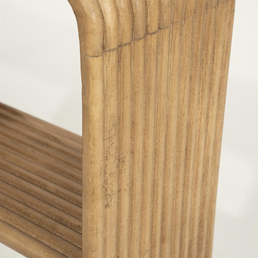 Detailansicht der geriffelten Seite des Sideboard Rigato, stehend auf einem weißen Hintergrund - By-Boo