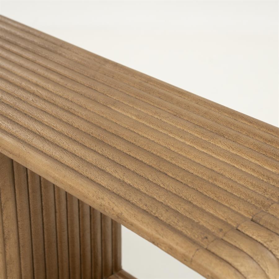 Detailansicht des Sideboard Rigato, mit der geriffelten Holzstruktur von oben gesehen - By-Boo