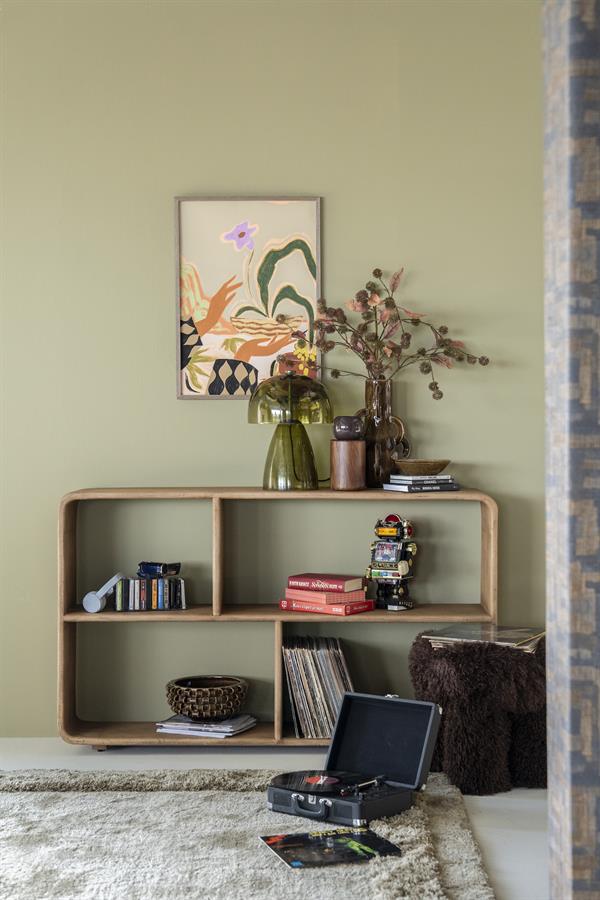 Sideboard Rigato in einem Wohnzimmer mit Plattenspieler und Dekorationsartikeln - By-Boo