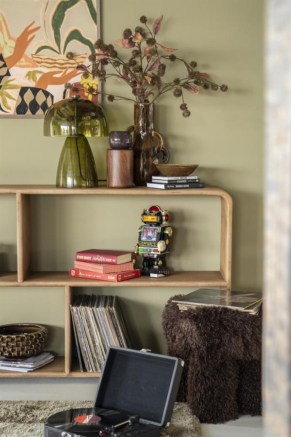 Sideboard Rigato in einer Wohnzimmerumgebung, mit Büchern, einer Lampe und Dekoration darauf - By-Boo