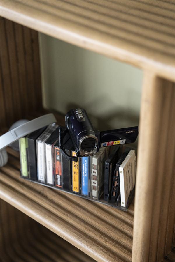 Sideboard Rigato aus der Nähe, mit einer Videokamera und Kassetten auf der geriffelten Holzplatte - By-Boo