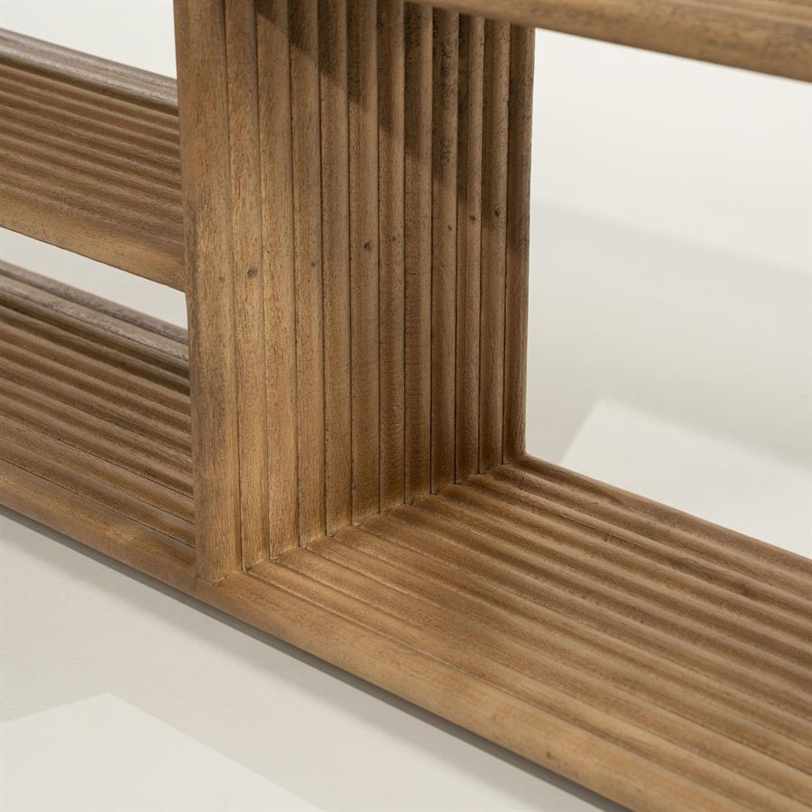 Detailaufnahme der geriffelten Holzstruktur des TV-Möbel Rigato auf weißem Hintergrund - By-Boo