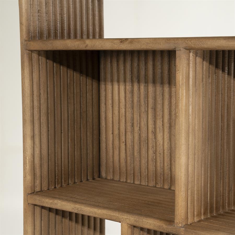 Detailaufnahme des Schranks Rigato Small mit einer Nahaufnahme der geriffelten Holzbretter und Fächer - By-Boo