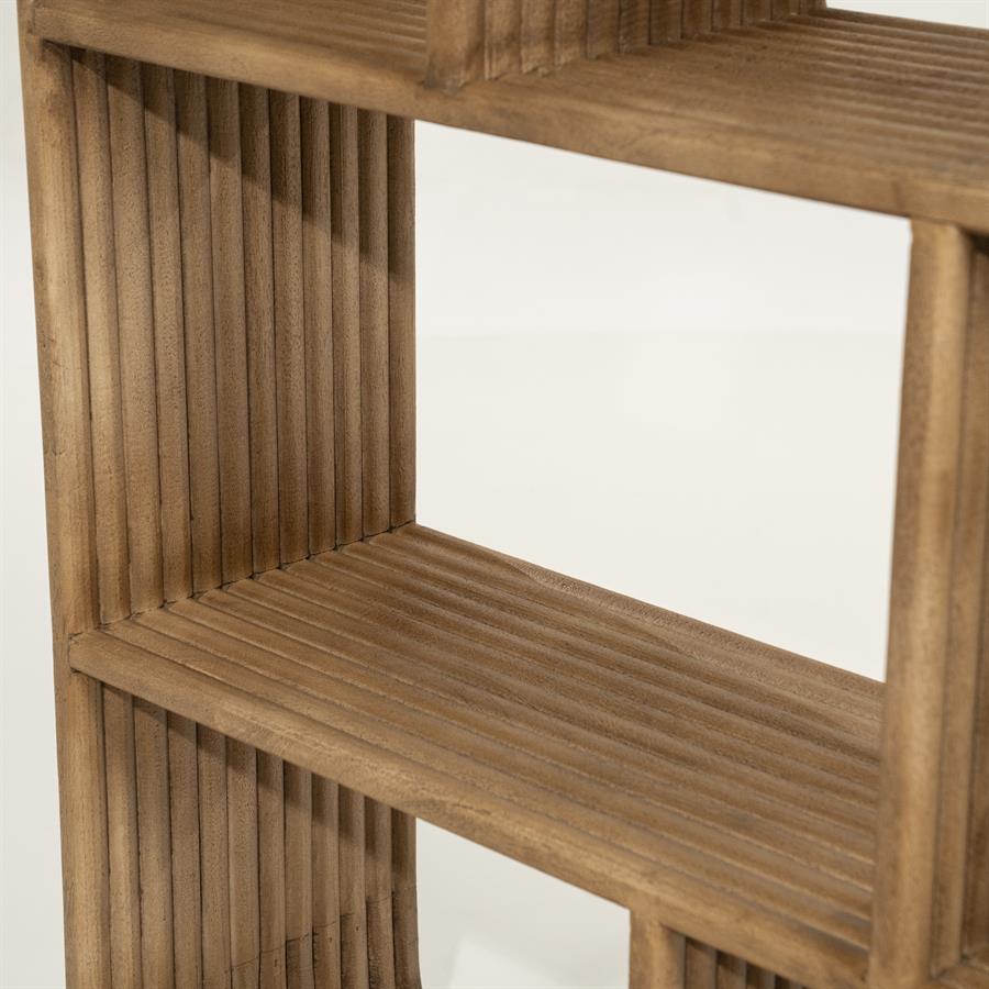 Detailaufnahme des Schranks Rigato Small mit geriffelten Holzbrettern und offenem Fach - By-Boo