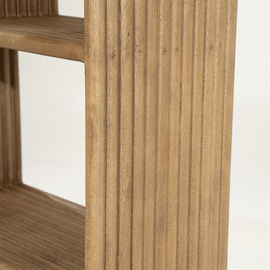 Detailansicht des Schranks Rigato Small, mit der geriffelten Seite und einem Regal auf weißem Hintergrund - By-Boo