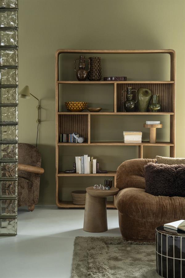 Schrank Rigato Large in einem grünen Wohnzimmer mit einem braunen Sofa und einer Glasbausteinwand - By-Boo