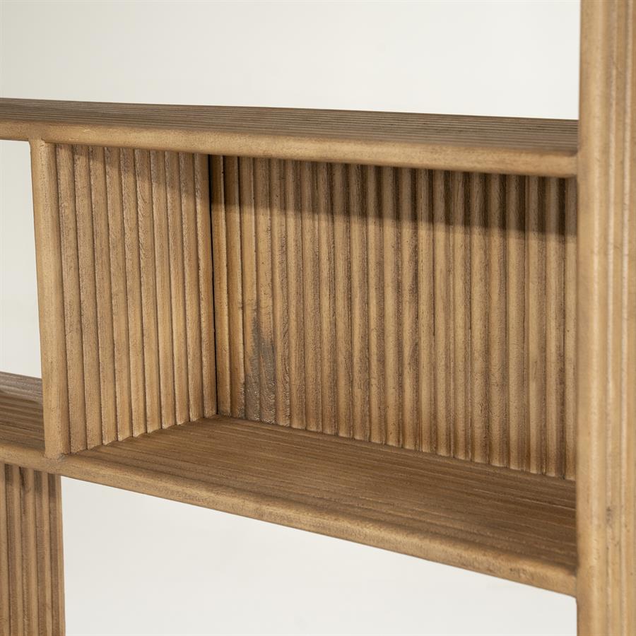 Detail des Schranks Rigato Large, mit den geriffelten Holzbrettern und dem Inneren eines Fachs - By-Boo