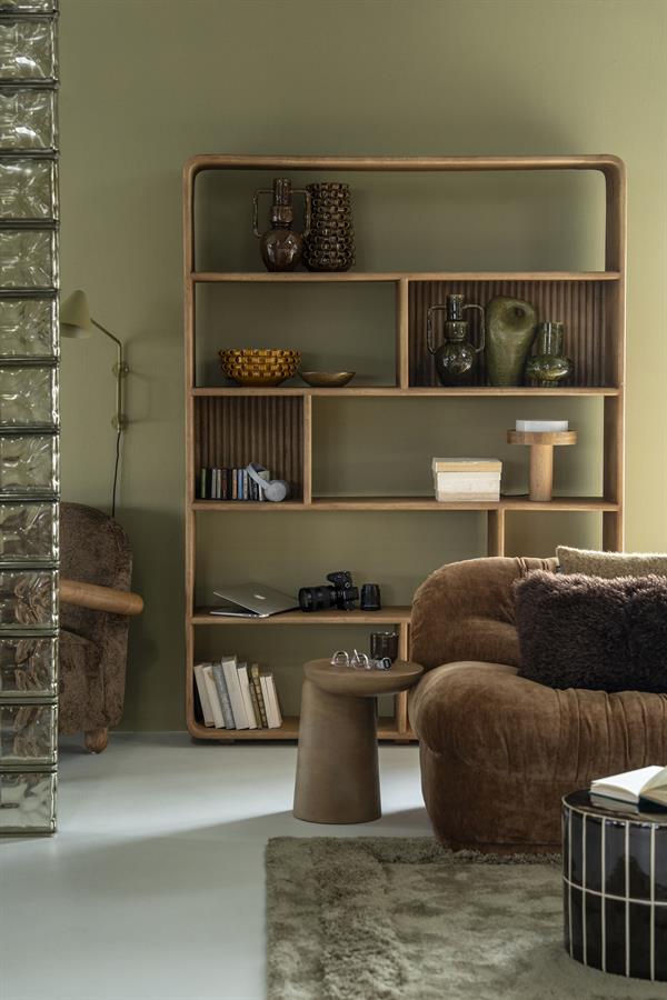 Der Schrank Rigato Large in einem stimmungsvollen Wohnzimmer mit einem bequemen Sofa und grüner Wand - By-Boo