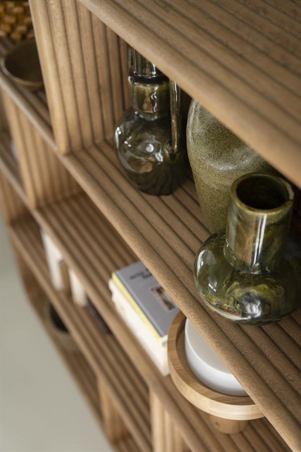 Detailaufnahme des Schranks Rigato Large, mit Vasen und Büchern auf den Holzregalen - By-Boo