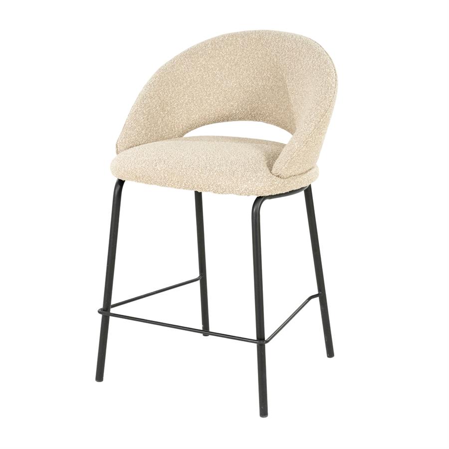 Barhocker Nido von By-Boo mit beigem Bouclé-Sitz und schwarzem Metallgestell auf weißem Hintergrund