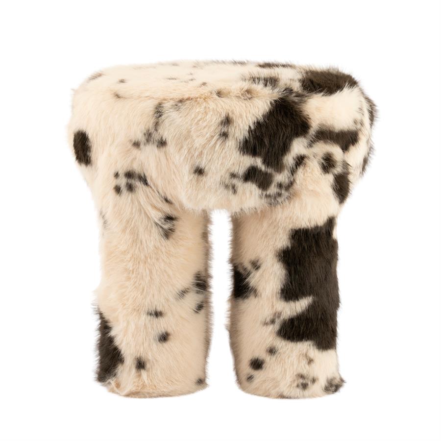 Hocker Cowy auf weißem Hintergrund, mit einer Sitzfläche und vier Beinen aus schwarz-weiß geflecktem Fell - By-Boo