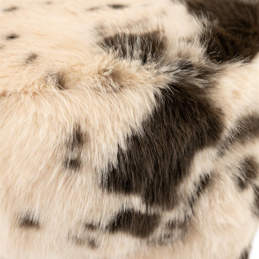 Nahaufnahme des Hockers Cowy mit einem Fellmuster aus dunkelbraunen und cremefarbenen Flecken - By-Boo