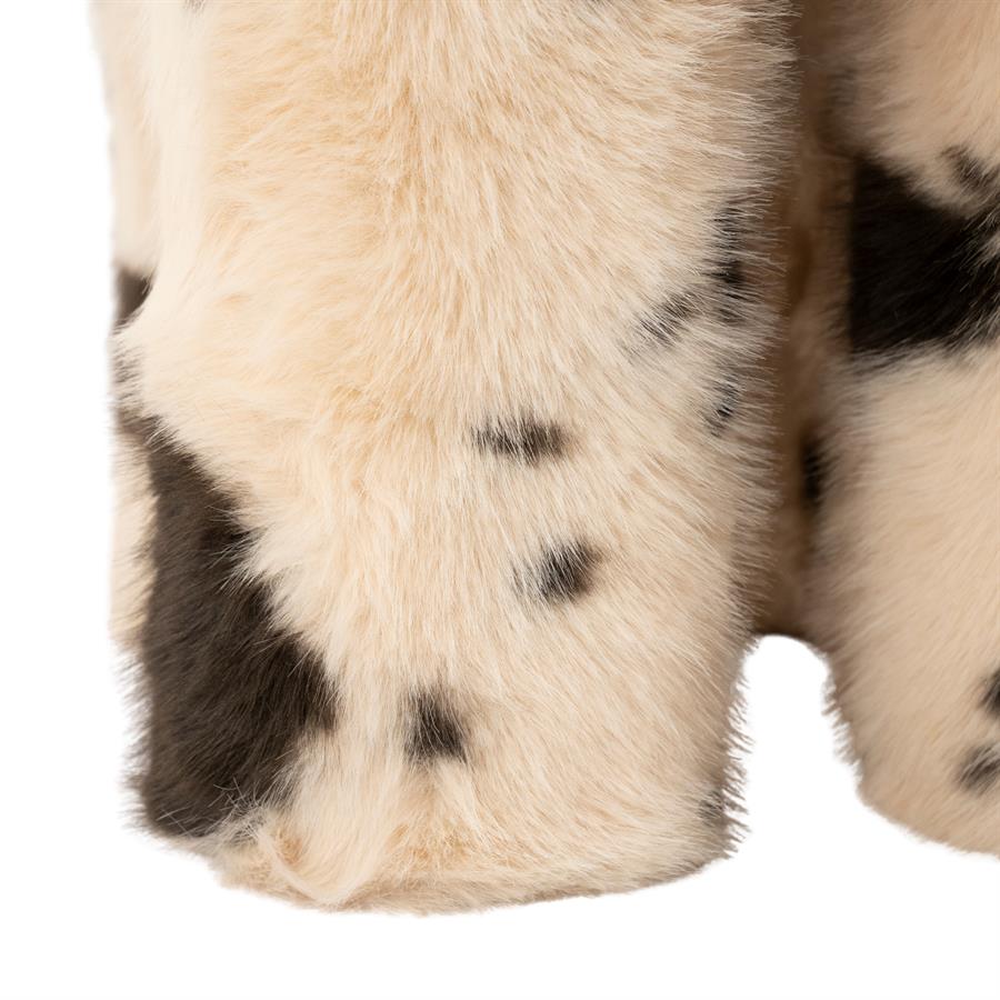 Detailaufnahme des Hockers Cowy mit seinem cremefarbenen Fell und schwarzen Flecken - By-Boo