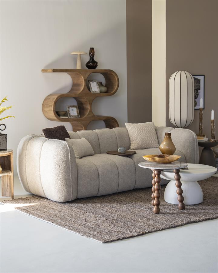 Beistelltisch Nelo mit Marmorplatte und gedrechselten Holzbeinen, auf einem Teppich in einem Wohnzimmer stehend - By-Boo