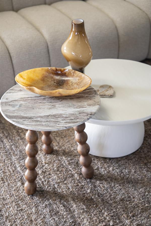 Beistelltisch Nelo mit einer Marmorplatte und Holzbeinen, darauf eine Dekoschale und Vase - By-Boo
