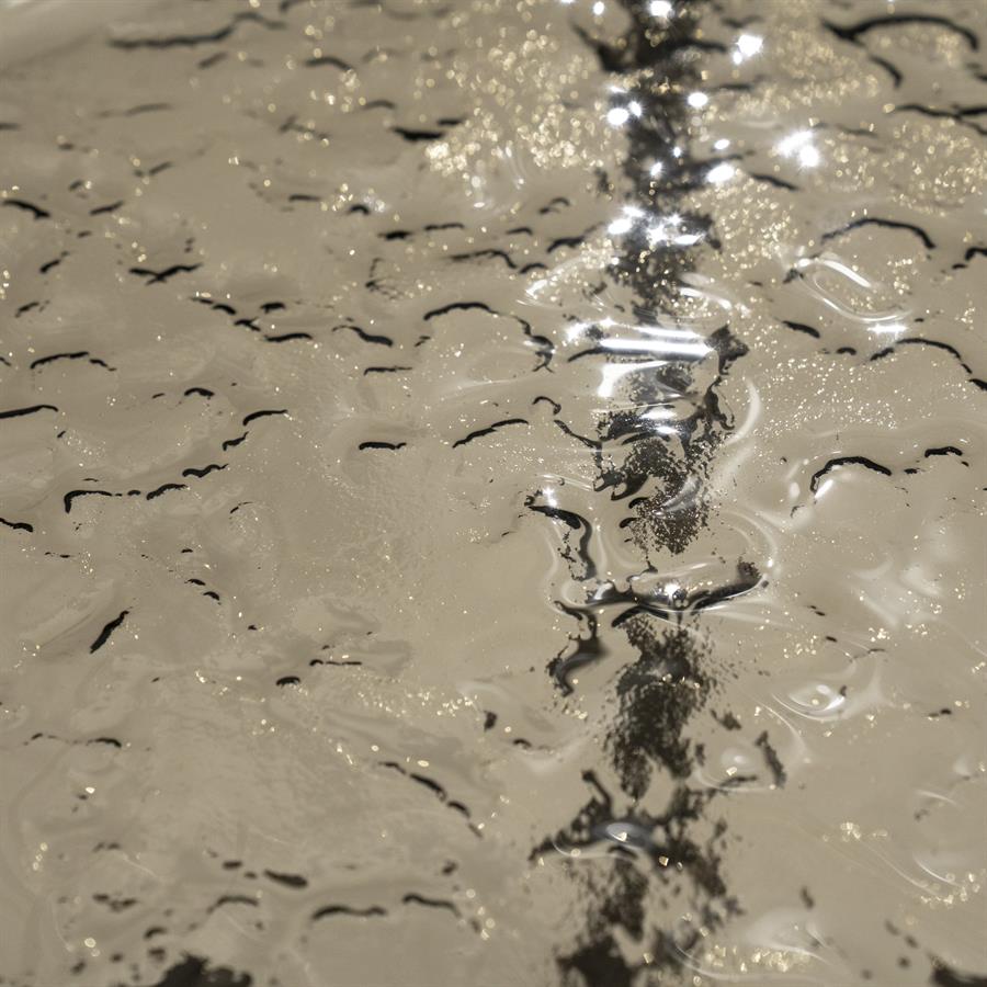 Detailaufnahme der glänzenden, unregelmäßigen Oberfläche des Beistelltisch Liri mit Reflexionen - By-Boo