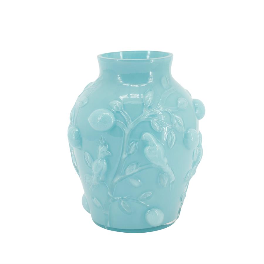 Vase Aru Hellblau auf weißem Hintergrund, mit Relief von Vögeln und Früchten - By-Boo