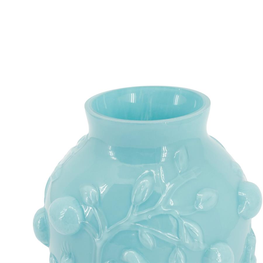 Nahaufnahme der hellblauen Vase Aru mit Relief aus Ästen und Beeren auf weißem Hintergrund - By-Boo