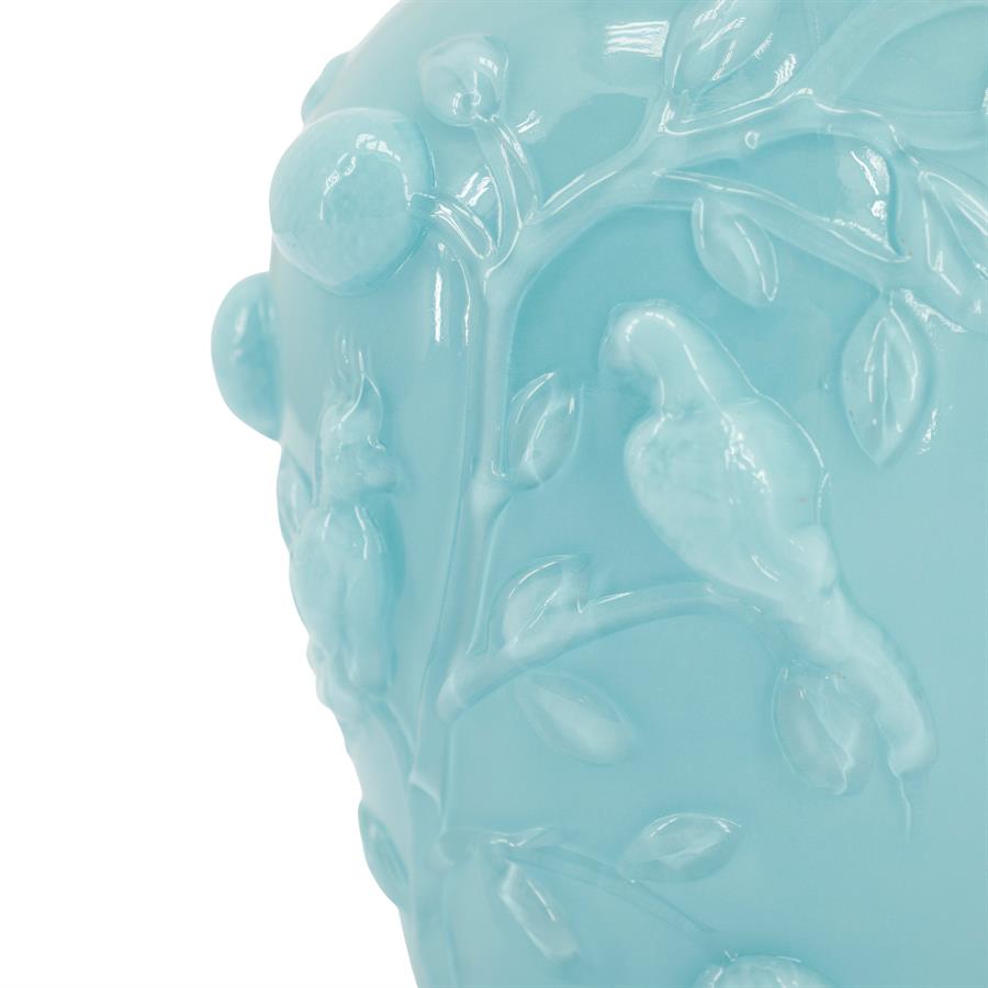 Detail der hellblauen Vase Aru, mit Relief von Ästen, Blättern, Früchten und Vögeln - By-Boo