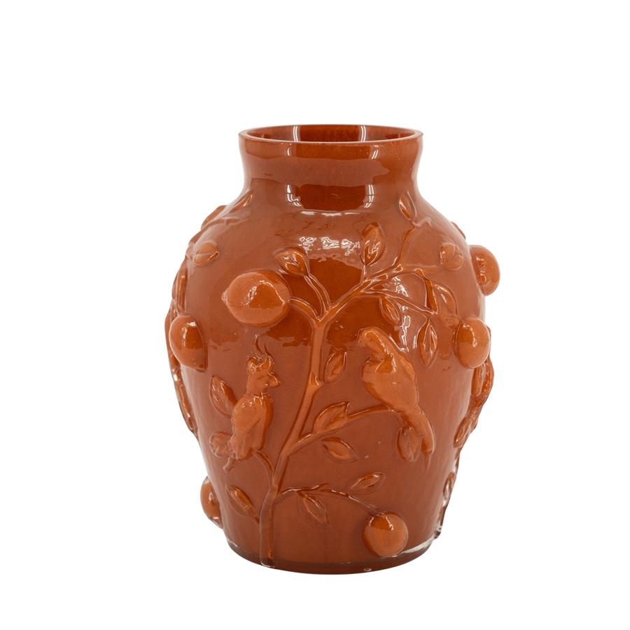 Glänzende Vase Aru Karamell mit Relief von Ästen, Blättern, Früchten und Vögeln auf weißem Hintergrund - By-Boo