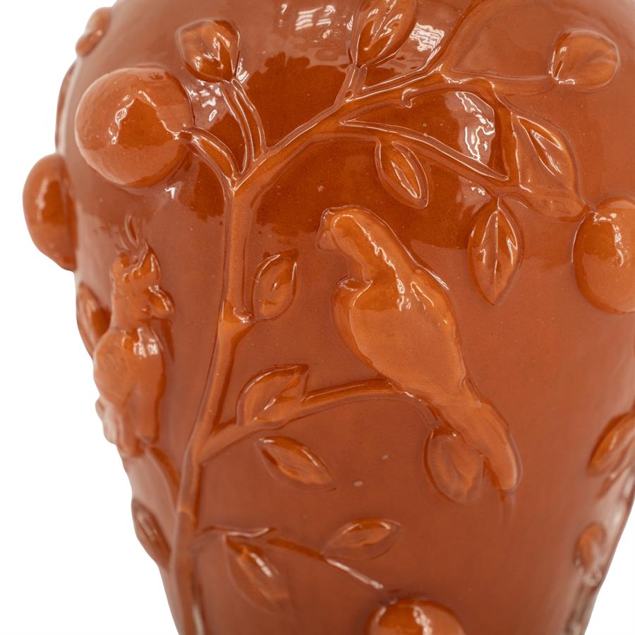 Detail der Vase Aru Karamell mit Relief von Vögeln und Ästen mit Früchten - By-Boo