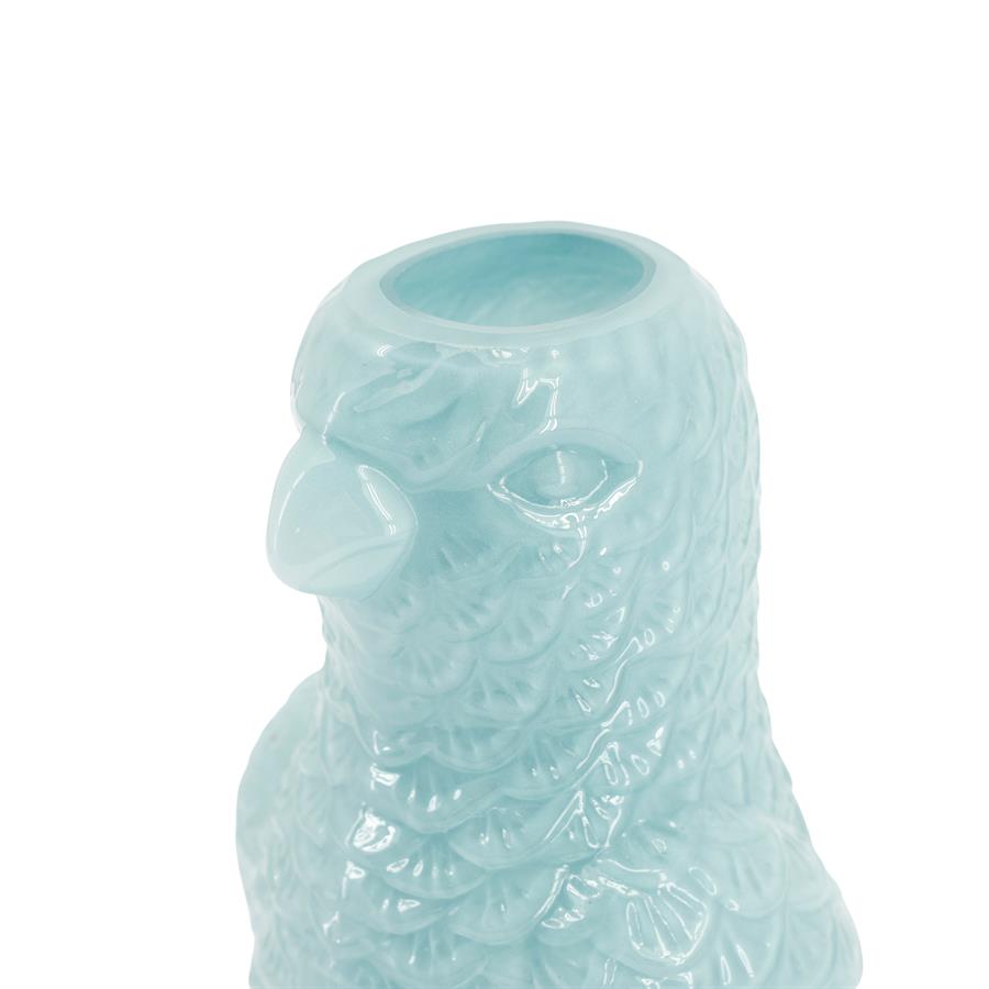 Nahaufnahme der hellblauen Vase Pico vor einem weißen Hintergrund, mit dem Kopf des Papageis im Bild - By-Boo
