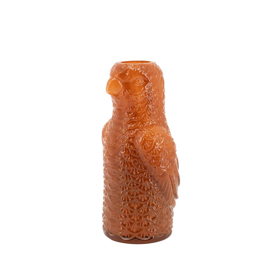 Vase Pico Caramel auf weißem Hintergrund, mit einer detaillierten Textur, die Federn ähnelt - By-Boo