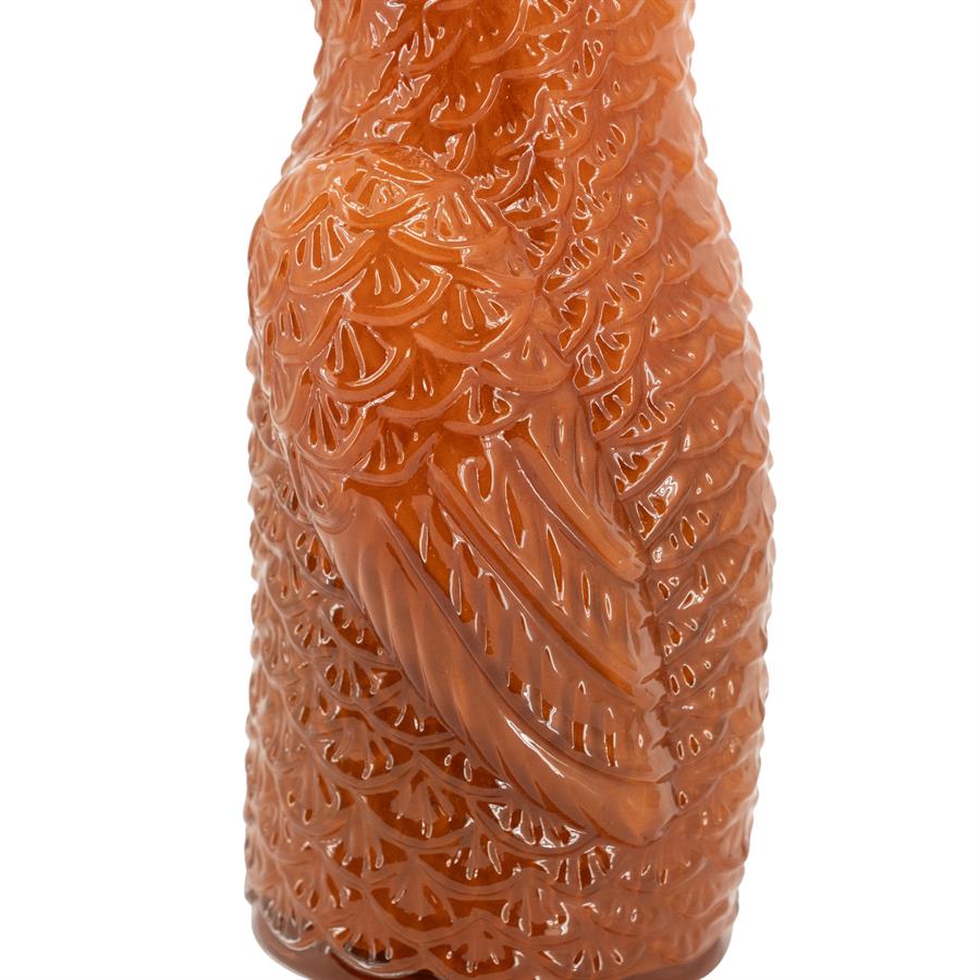 Nahaufnahme der Vase Pico Caramel mit einem detaillierten Schuppenmuster auf weißem Hintergrund - By-Boo