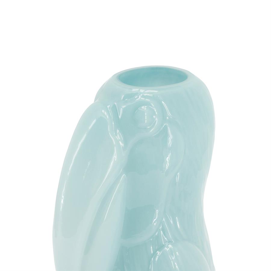 Detailaufnahme der hellblauen Vase Tuki auf weißem Hintergrund, mit Fokus auf Oberseite und Schnabel - By-Boo