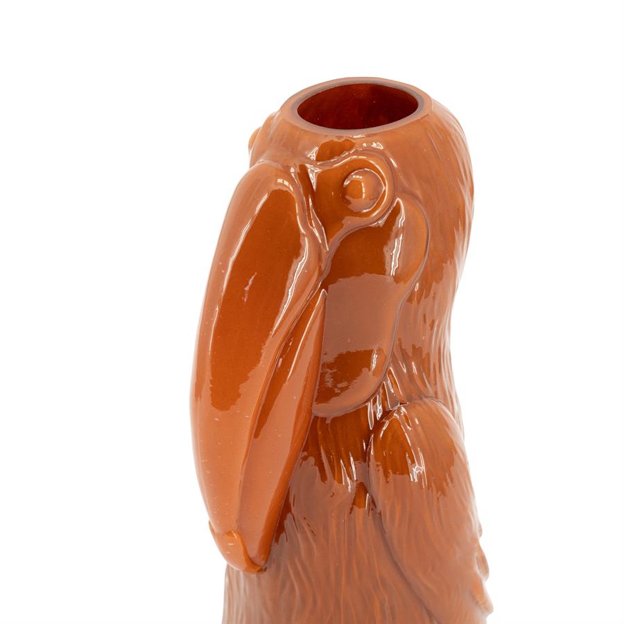 Nahaufnahme der Vase Tuki Caramel auf weißem Hintergrund, mit dem Schnabel prominent im Bild - By-Boo