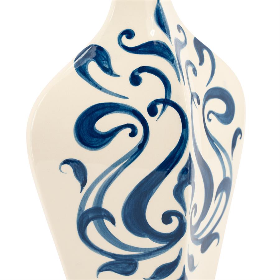 Detailaufnahme der Vase Blu 1 mit einer weißen Oberfläche und einem blauen Schnörkelmuster - By-Boo