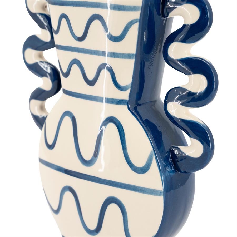 Detail der Vase Blu 2 mit gewellten blauen Linien und Griffen auf weißem Hintergrund - By-Boo