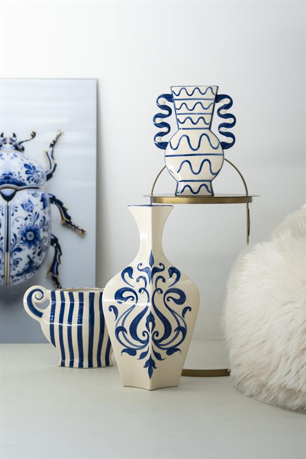 Vase Blu 2 und andere blau-weiße Vasen auf weißem Untergrund, mit einem dekorativen Käferkunstwerk im Hintergrund - By-Boo