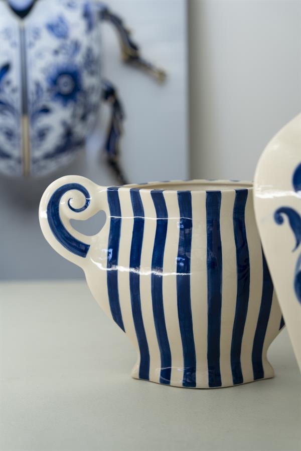 Nahaufnahme der Vase Blu 3, einer weißen Vase mit vertikalen blauen Streifen und einem geschwungenen Griff - By-Boo