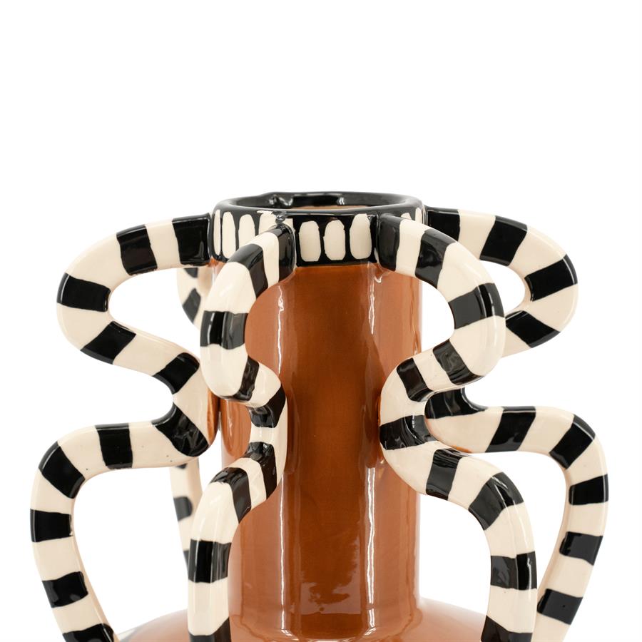 Detailaufnahme der Vase Dusa 1 mit schwarz-weiß gestreiften Griffen auf weißem Hintergrund - By-Boo