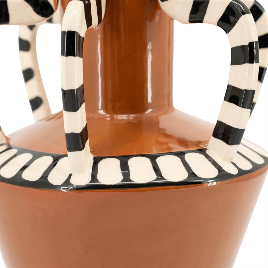 Detailaufnahme von Vase Dusa 1, die braune Vase hat schwarz-weiß gestreifte Griffe und einen Zierrand - By-Boo