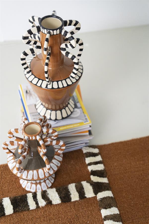 Zwei Dusa Vasen mit Zebra-Print-Griffen und ein brauner Teppich mit Zebra-Print-Rand - By-Boo