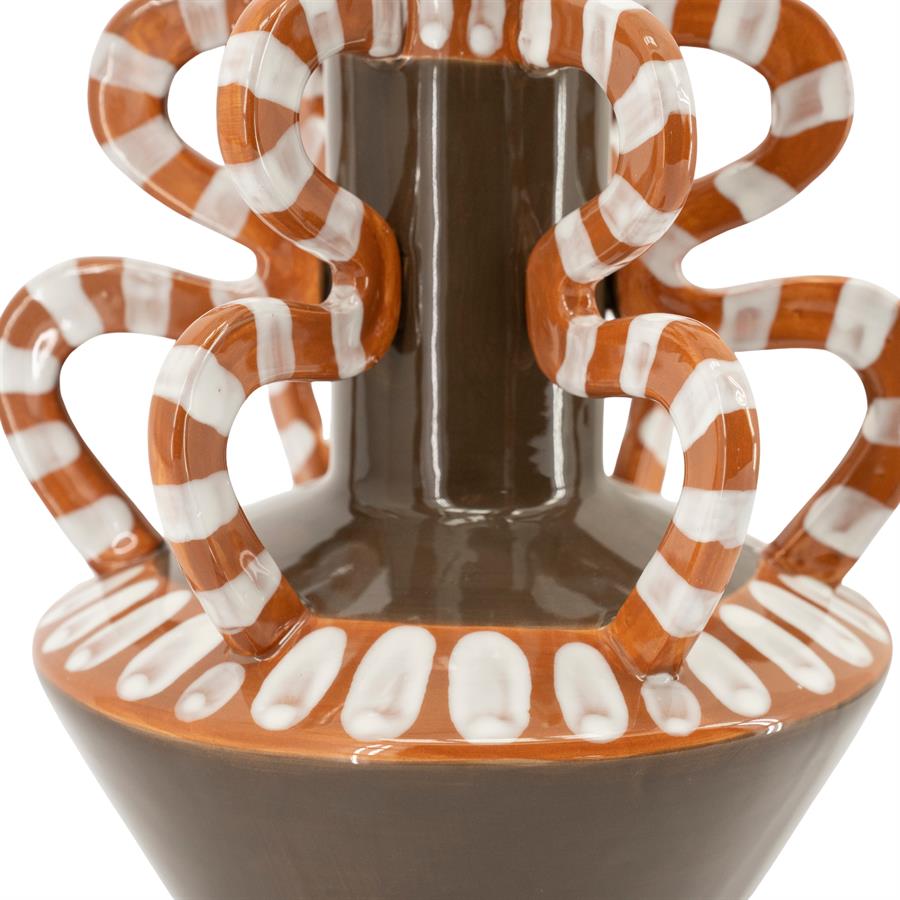 Detailaufnahme der Vase Dusa 2 mit braunen und weiß gestreiften Griffen auf weißem Hintergrund - By-Boo