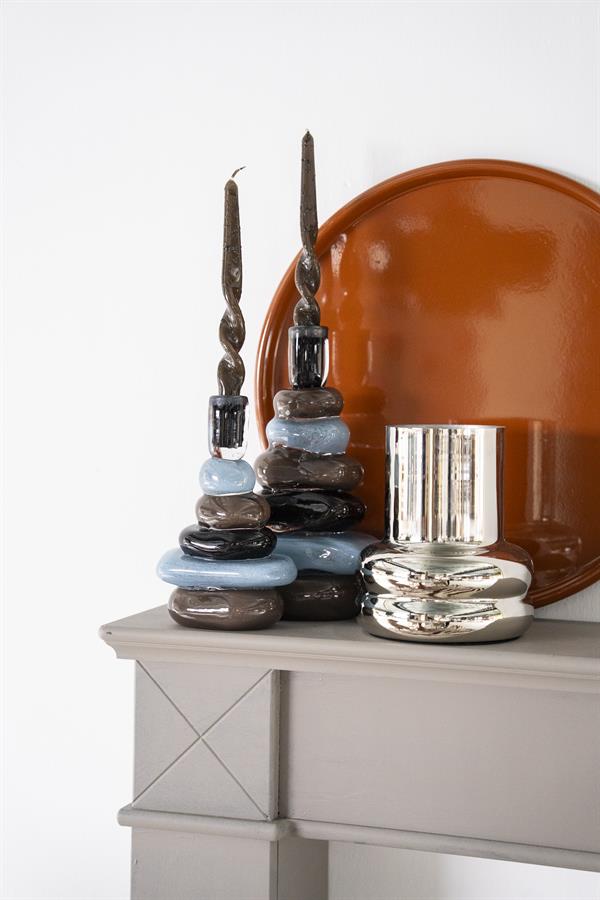 Zwei Kerzenständer Toras 2 Large und eine silberne Vase auf einem grauen Regal, mit einer orangefarbenen Schale im Hintergrund - By-Boo