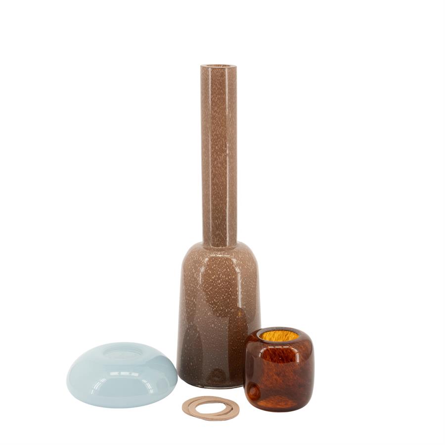 Die Vase Toras 2, eine blaue Schale und ein brauner Teelichthalter auf weißem Hintergrund - By-Boo