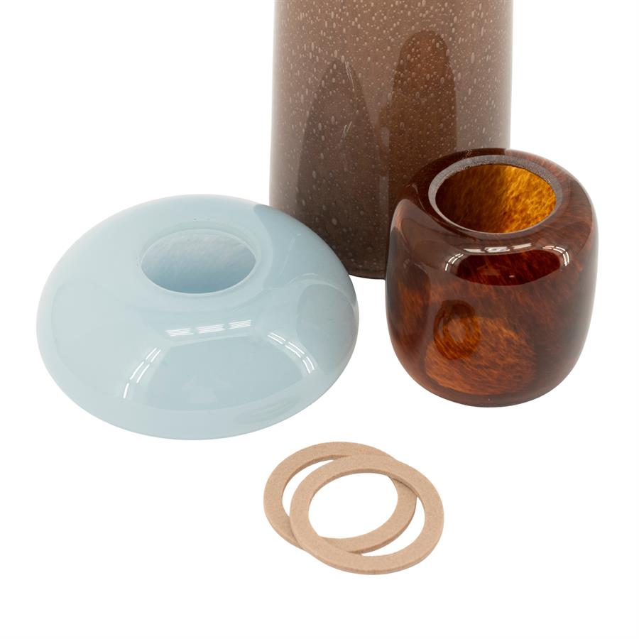 Die Vase Toras 2 in Braun und einer hellblauen Variante, mit zwei Ringen auf weißem Hintergrund - By-Boo