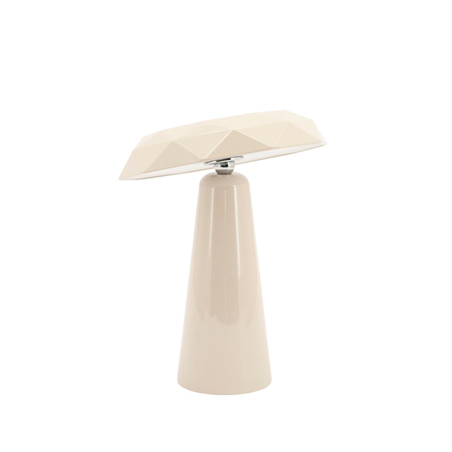 Die Lampe Blocci von By-Boo auf weißem Hintergrund, mit kegelförmigem Fuß und flachem, polygonalem Schirm
