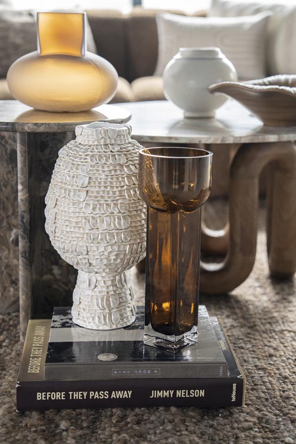 Vase Cerra Large auf einem Stapel Bücher, neben einer braunen Vase und einem Marmor-Beistelltisch - By-Boo
