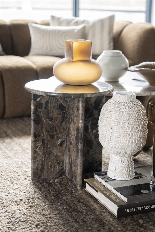 Vase Cerra Large auf einem Marmor-Beistelltisch in einem stimmungsvollen Wohnzimmerambiente - By-Boo