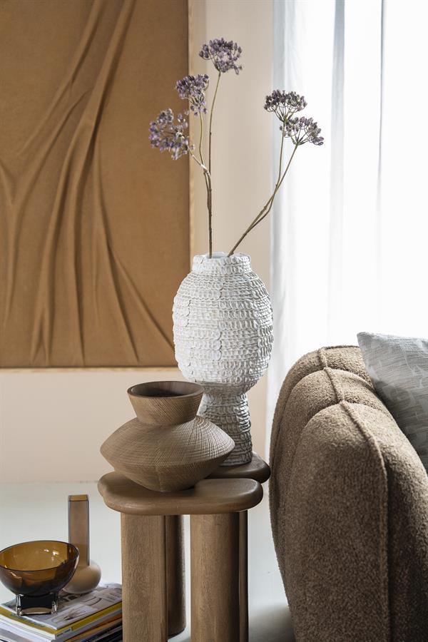 Vase Avena Medium in einer Wohnzimmerumgebung, mit Trockenblumen und anderen Vasen auf einem Holzbeistelltisch - By-Boo