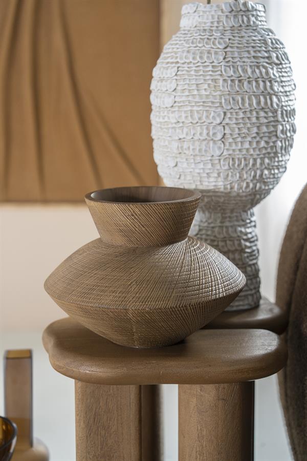 Vase Avena Medium auf einem hölzernen Beistelltisch, mit einer großen weißen Vase im Hintergrund - By-Boo